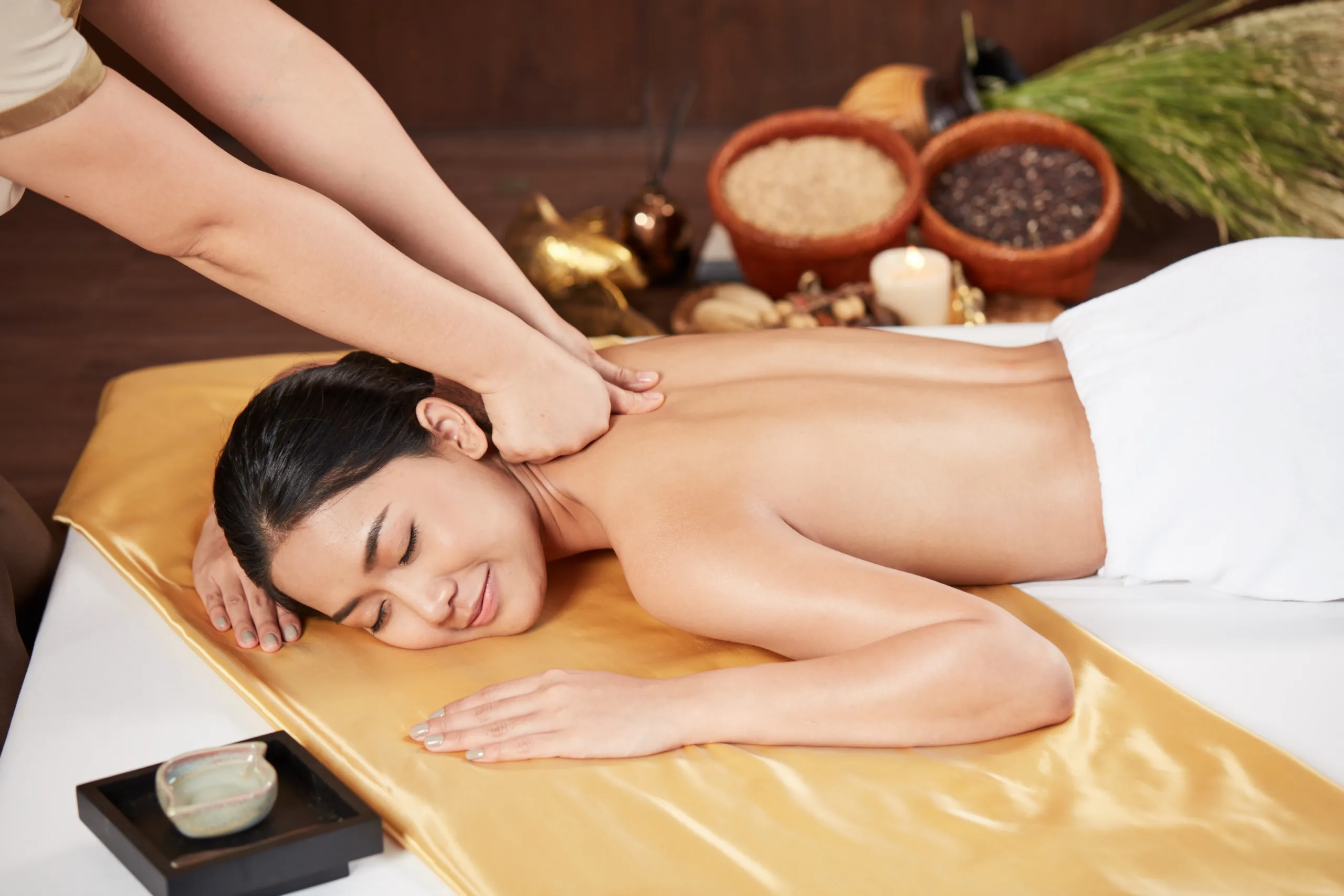 นวดไทยและอโรม่า